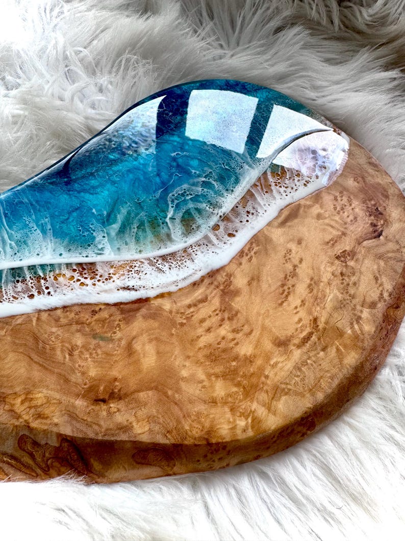 Tábua de charcutaria em resina com madeira de oliveira | Tábua de queijos em resina com tema de oliveira | Ideia de presente inspirada em Maui | Ideia de presente com tema oceânico | Decoração para casa de praia imagem 3