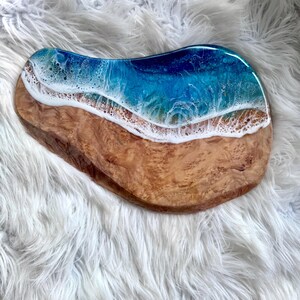 Tábua de charcutaria em resina com madeira de oliveira | Tábua de queijos em resina com tema de oliveira | Ideia de presente inspirada em Maui | Ideia de presente com tema oceânico | Decoração para casa de praia imagem 10