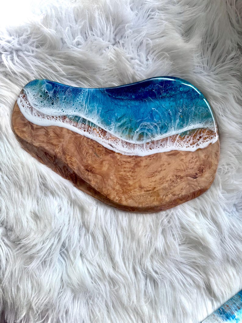 Tábua de charcutaria em resina com madeira de oliveira | Tábua de queijos em resina com tema de oliveira | Ideia de presente inspirada em Maui | Ideia de presente com tema oceânico | Decoração para casa de praia imagem 10