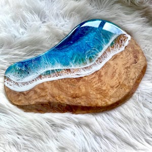 Tábua de charcutaria em resina com madeira de oliveira | Tábua de queijos em resina com tema de oliveira | Ideia de presente inspirada em Maui | Ideia de presente com tema oceânico | Decoração para casa de praia imagem 2