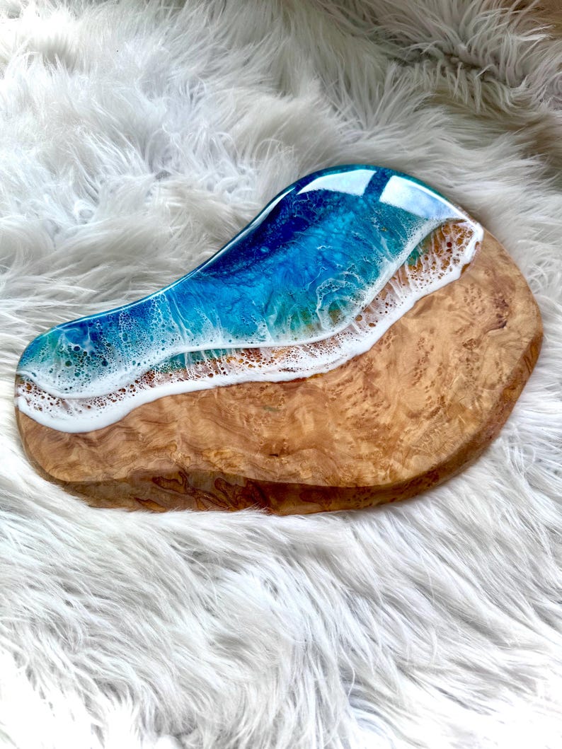 Tábua de charcutaria em resina com madeira de oliveira | Tábua de queijos em resina com tema de oliveira | Ideia de presente inspirada em Maui | Ideia de presente com tema oceânico | Decoração para casa de praia imagem 2