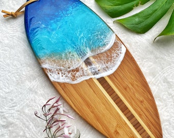 Arte de parede em forma de prancha de surfe, presente para a mãe | Prancha de surfe pequena em resina, feita em Maui | Tábua de queijos em resina inspirada no Havaí | Arte de parede com tema praiano | Ideia de presente |