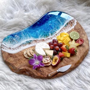 Tábua de charcutaria em resina com madeira de oliveira | Tábua de queijos em resina com tema de oliveira | Ideia de presente inspirada em Maui | Ideia de presente com tema oceânico | Decoração para casa de praia imagem 1