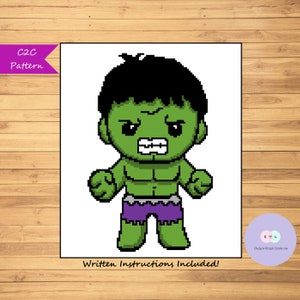 Può includere: Schema di uncinetto C2C di un personaggio di Hulk pixelato verde con una cintura viola. Lo schema include istruzioni scritte.