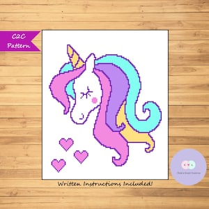 Puede incluir: Patrón de crochet C2C para un unicornio pixelado con una melena arcoíris y un cuerno amarillo. El unicornio tiene un rubor rosa en la mejilla y está rodeado de tres corazones rosas. El patrón incluye instrucciones escritas.
