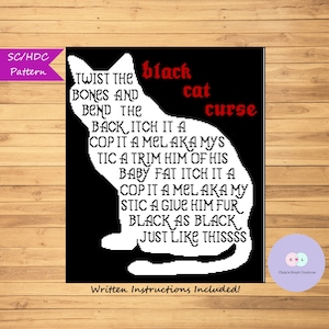 Pode incluir: Padrão de ponto cruz preto e branco de um gato com o texto "Twist the bones and bend the back, itch it a cop it a melaka mys tic a trim him of his baby fat itch it a cop it a melaka my stic a give him fur black as black just like thissss" e "black cat curse" em vermelho.