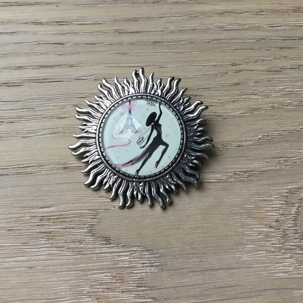 Broche soleil « La petite robe »