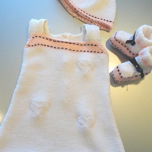 Sommerstrickkleidchen mit Schuhen und Mütze