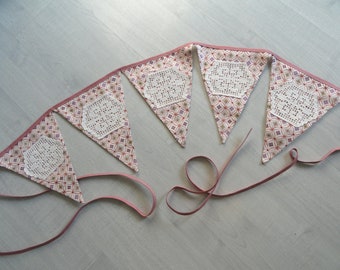 Pennant necklace with handmade crochet application