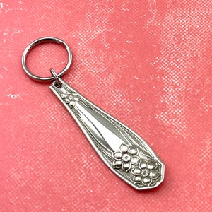 Schlüsselanhänger mit Blumensilber