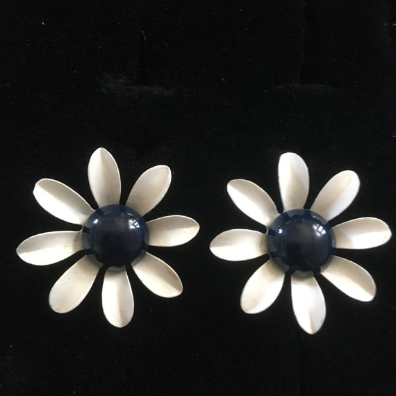 Daisy 60's Stud Enamelled Vintage Earrings