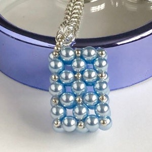 Charme de sac à main, paraphé, forme de boîte rectangulaire en cristal bleu perle, avec une chaîne maillée, porte-clés