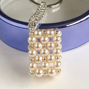 Handtasche Charm, initialiert, Creme Kristallperle, rechteckige Box Form, mit Chainmaille Kette, Schlüsselanhänger