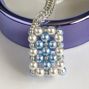 Handtaschenanhänger, initialiert, Creme und Hellblaue Kristallperle, rechteckig, mit Chainmaille-Kette, Schlüsselring ** Letzter Verfügbar **