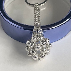 Breloque pour sac à main, initiales, boule de lave argentée plaquée argent avec une chaîne en cotte de mailles, porte-clés ** dernier disponible **