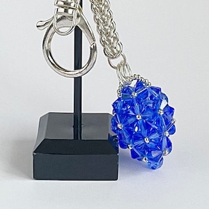 Pingente de bolsa, inicializado, ovo em forma de cristal azul, com corrente de cota de malha, chaveiro