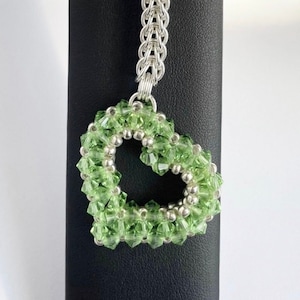 Handtasche Charm, Initialiert, Crystal Green Peridot Open Heart, mit Chainmaille Kette, Schlüsselring