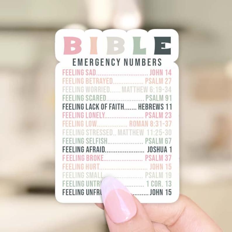 Puede incluir: Una pegatina blanca con la palabra "BIBLE" en letras de colores y una lista de vers&iacute;culos b&iacute;blicos para diferentes sentimientos, como sentirse triste, sentirse traicionado, sentirse preocupado, sentirse asustado, sentirse con falta de fe, sentirse solo, sentirse deprimido, sentirse estresado, sentirse ego&iacute;sta, sentirse asustado, sentirse en bancarrota, sentirse herido, sentirse peque&ntilde;o, sentirse deshonesto y sentirse abandonado.