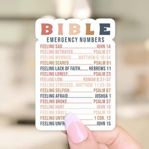 Puede incluir: Una pegatina con la palabra "BIBLE" en letras grandes y coloridas. Debajo de la palabra, se enumera una lista de sentimientos y vers&iacute;culos b&iacute;blicos correspondientes. La pegatina est&aacute; dise&ntilde;ada para ayudar a las personas a encontrar consuelo y orientaci&oacute;n en la Biblia.
