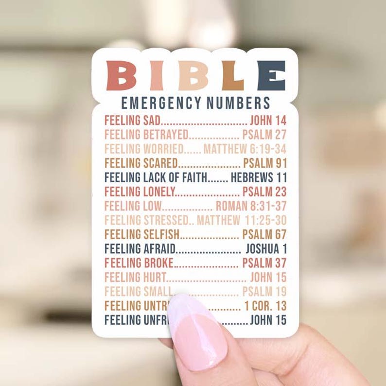 Puede incluir: Una pegatina con la palabra "BIBLE" en letras grandes y coloridas. Debajo de la palabra, se enumera una lista de sentimientos y vers&iacute;culos b&iacute;blicos correspondientes. La pegatina est&aacute; dise&ntilde;ada para ayudar a las personas a encontrar consuelo y orientaci&oacute;n en la Biblia.