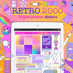 Puede incluir: Un conjunto de pegatinas digitales para planificadores en estilo retro de los años 2000. Las pegatinas presentan una variedad de diseños, incluyendo arcoíris, caras sonrientes, planetas e iconos relacionados con la informática. El texto "RETRO 2000" aparece en una fuente amarilla en negrita. Las pegatinas están diseñadas para su uso con Goodnotes y otras aplicaciones de toma de notas digitales.