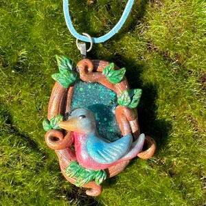 Happy Blue Bird Woodland Tree Pendant Necklace or Suncatcher Polymer Clay Jewelry, Fantasy, Resin, Cute, Leaves, Leaf, Whimsical Gift imagem 3