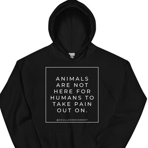 Könnte beinhalten: Schwarzer Kapuzenpullover mit einem weißen Aufdruck, der "Tiere sind nicht dazu da, dass Menschen ihren Schmerz an ihnen auslassen." Der Aufdruck ist von einem weißen Rechteck umgeben. Der Text "@SOULLEDMOVEMENT" befindet sich unter dem Aufdruck.