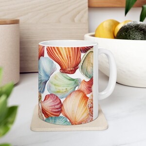 Taza de cerámica con diseño de conchas marinas, colorido estampado de conchas marinas en acuarela