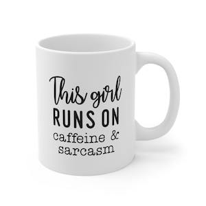Dieses Mädchen läuft auf Koffein & Sarkasmus, lustige Kaffeetasse, Humor Zitat