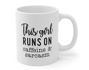 Esta chica funciona con cafeína y sarcasmo, taza de café divertida, cita de humor