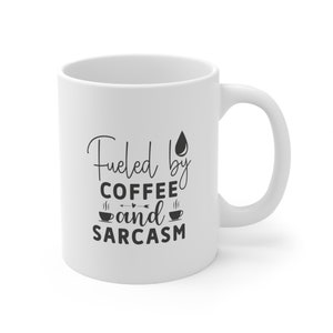 Angetrieben von Kaffee und Sarkasmus, lustige Kaffeetasse, Humor Zitat
