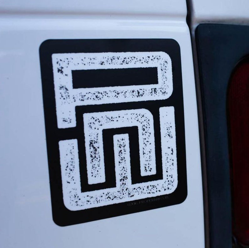 K&ouml;nnte beinhalten: Schwarz-wei&szlig;er Aufkleber mit geometrischem Design. Der Aufkleber hat einen Used-Look und den Text "2019.  FREIGHTTOWN" unten.