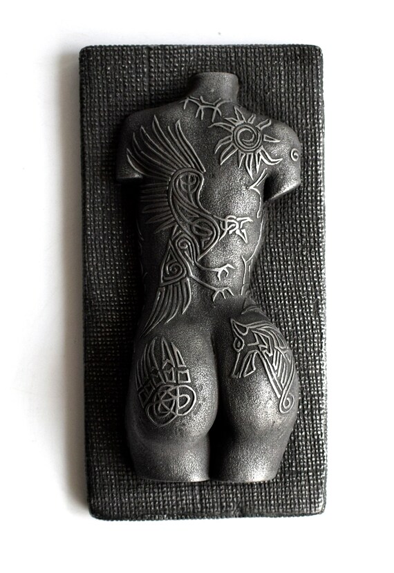 Viking Nordique Valkyrie Femmes Torse Nu Tatouage Odin Raven Fenrir Ours Patte De Fer Sculpture Relief Plaque Murale Art Dos