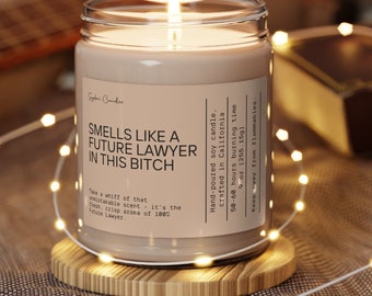 Cette chienne sent le futur avocat, bougie écologique de 9 oz, 100 % soja, cadeau d'examen du barreau, faculté de droit, cadeau d'avocat amusant.