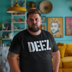 Deez Nuts-tröja, rolig grafisk t-shirt, t-shirt med djärv slogan, humoristisk nyhetströja, lekfull skämttröja för män