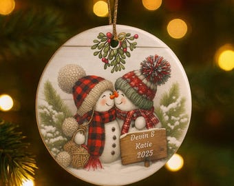 Adorno personalizado de pareja de muñecos de nieve besándose, adorno de boda de muñeco de nieve para recién casados, añade cualquier nombre cualquier año, adorno de recuerdo, regalo de compromiso