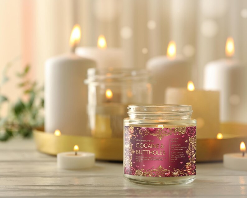 Peut inclure: Une bougie en pot allum&eacute;e avec une &eacute;tiquette qui dit "Cocaine & Buttholes" est au centre, entour&eacute;e d'autres bougies allum&eacute;es de tailles vari&eacute;es. L'&eacute;tiquette est rose et dor&eacute;e avec des motifs floraux. L'arri&egrave;re-plan est doucement &eacute;clair&eacute;.
