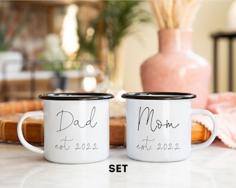 New Parents Gift Campfire Mug Set, Mom and Dad Est 2022 Couple Mugs, Birth Announcement Gift For New Mom and Dad Camper Mug, Cute Steel Mug