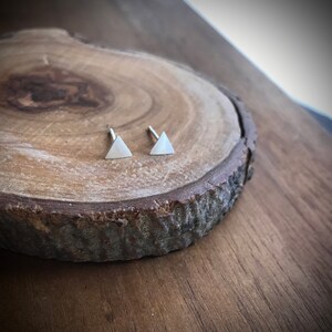 Sterling Silver Brushed Triangle Stud Earring, Tiny Triangle Earring, Simple Earring, Brushed GoldBrushed Silver Ear Studs immagine 3