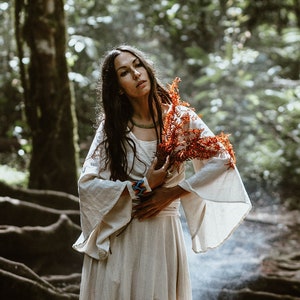 Blusa tipo kimono color blanco roto • Top tribal para mujer • Vestido bohemio cruzado • Top tipo kimono blanco • Top corto con mangas acampanadas • Top diosa • Top bohemio cruzado