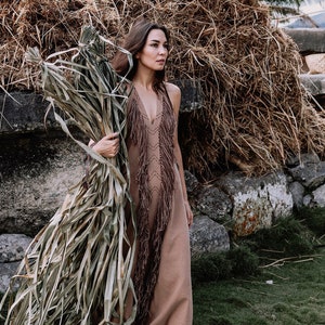 Braunes Fransen Maxi Kleid • Boho Tribal Kleid • Bio Göttinen Kleid • Brautjungfer Kleid • Boho Quasten Kleid • Nachhaltiges Slip Kleid