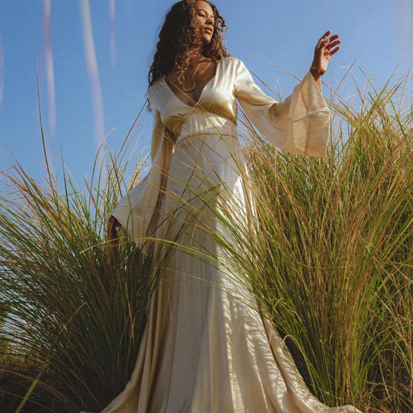 Abito lungo da sposa in seta Sundari Ahimsa color crema vaniglia con schiena scoperta.