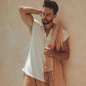 Off-White Handgewebtes Zeremonie Top • Boho Herren Schamanisches Hemd • Boho Festival Kleidung • Handgewebte minimalistische T-Shirts für Männer