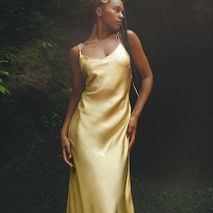 Vestido de seda orgánica dorado • Combinación de dama de honor de playa de verano • Vestido largo elegante con tirantes y espalda descubierta natural estilo bohemio • Vestido minimalista de diosa •