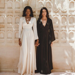 Robe en soie Sundari noire • Robe de déesse bohème • Robe de chambre noire • Robe dos nu à manches cloche • Robe longue ajustée