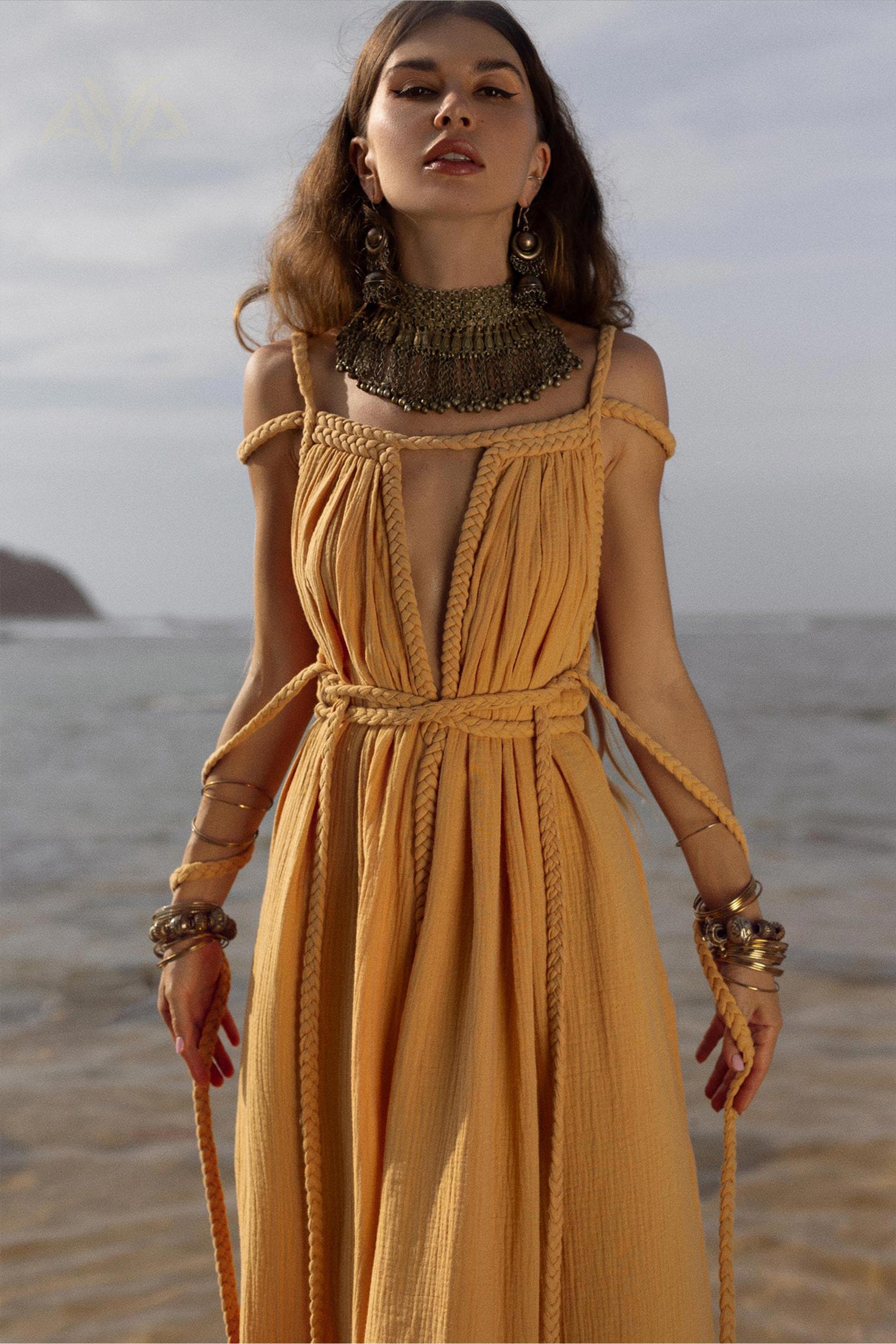Abito da dea greca in oro giallo • Abito con spalle scoperte • Abito regolabile boho • Abito con cintura intrecciata • Abito biologico fatto a mano