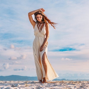 Ready for a night out in pure elegance? This Off-White Greek Goddess Dress is the perfect solution. Its raw cotton fabric provides a timeless and sumptuous look.