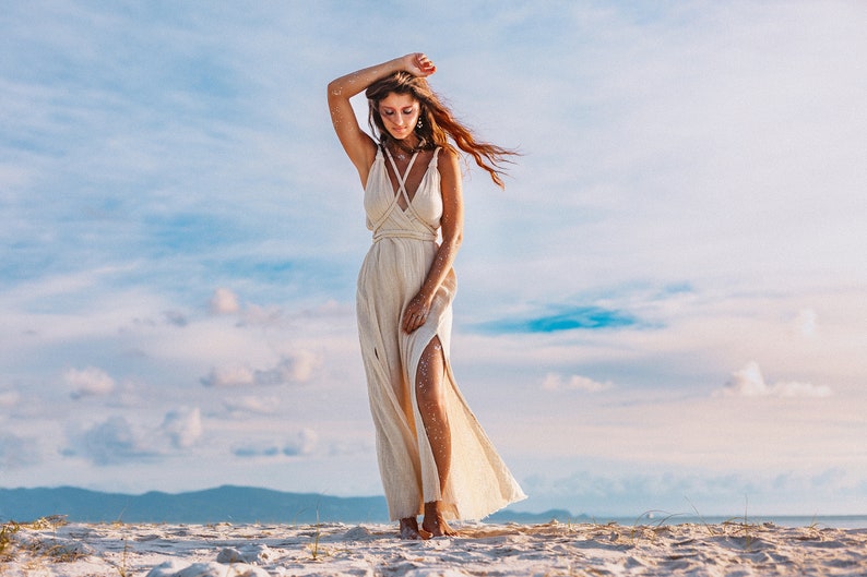 Ready for a night out in pure elegance? This Off-White Greek Goddess Dress is the perfect solution. Its raw cotton fabric provides a timeless and sumptuous look.