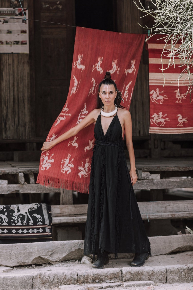 Find your perfect fit in this black, organic minimalist design that makes for an unforgettable beach wedding.