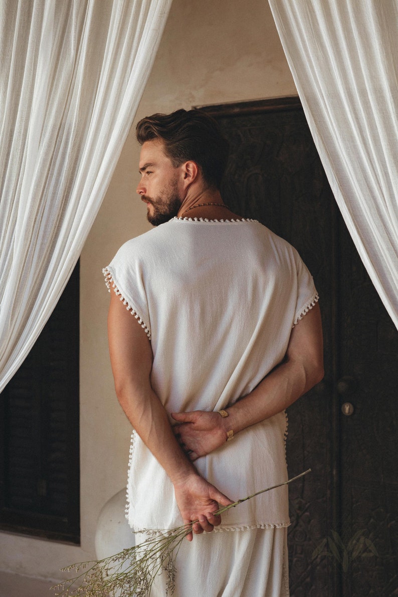 Enjoy a pick-me-up style fix with this off-white T-shirt that features a cool and casual Boho flair. You’ll love the handmade fabric and knotwork details that wrap around your frame. Choose the perfect size from the size range for your desired fit.